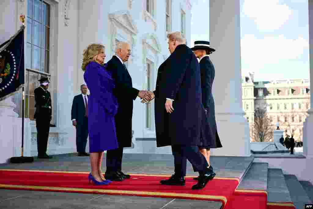 Presidenti i zgjedhur, Donald Trump, dhe gruaja e tij, Melania, u pritën nga presidenti në largim, Joe Biden, dhe gruaja e tij, Jill.