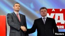 Віталій Кличко (ліворуч) і Петро Порошенко на з’їзді партії УДАР 29 березня 2014 року