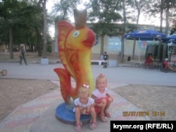 София и Евангелина Викарчук в Евпатории, июль 2014 года, фото из семейного архива