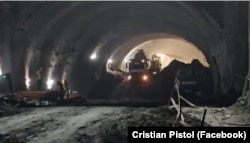 Segmentul de autostradă Margina-Holdea este prevăzut cu două tuneluri, cu câte două fire de circulație fiecare.