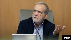 د ایران ولسمشر مسعود پیزشکیان په تهران کې د خپلې کابينې غونډې ته وينا کوي ـ انځور له ارشيفه