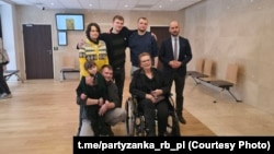 Алесь Папковіч (унізе другі зьлева) разам са сваякамі ў польскім судзе
