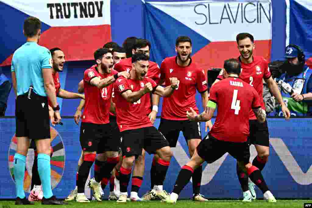 Эмоции грузинских футболистов после взятия ворот