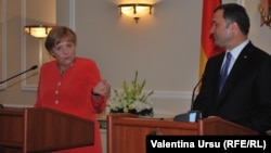 Cancelarul Angela Merkel şi premierul Vlad Filat la conferinţa de presă comună, Chişinău, 22 august 2012.