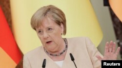 În trecut, Angela Merkel a spus că Germania va primi 10.000 de cetățeni afgani însă este vorba strict de personal militar, activiști ai drepturilor omului și avocați.