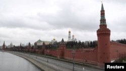 Agenția de presă de stat rusă RIA Novosti a relatat că în momentul când ar fi avut loc atacul, Putin se afla la reședința de la Novo Ogariovo, nu la Kremlin. 