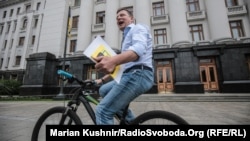 Канидат у народні депутати від Радикальної партії Олег Ляшко набирає 33,71% і поступається представнику «Слуги народу», який здобуває 35,47%