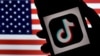 Logoja e TikTok-ut në ekranin e një telefoni mobil, me flamurin amerikan në prapavijë. Fotografi ilustruese.