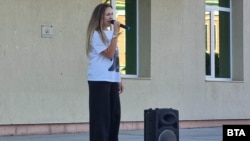 Жанета Димитрова говори по време на един от протестите в Брезник, 12 септември 2025 .г