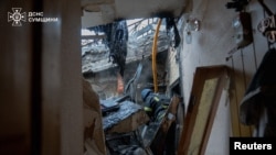 Рятувальник на місці російського удару по будівлі на Сумщині, архівне фото