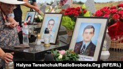 На акцію до роковин трагедії люди принесли квіти, лампадки, портрети загиблих