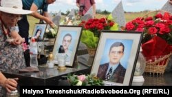 На акцію до роковин трагедії люди принесли квіти, лампадки, портрети загиблих