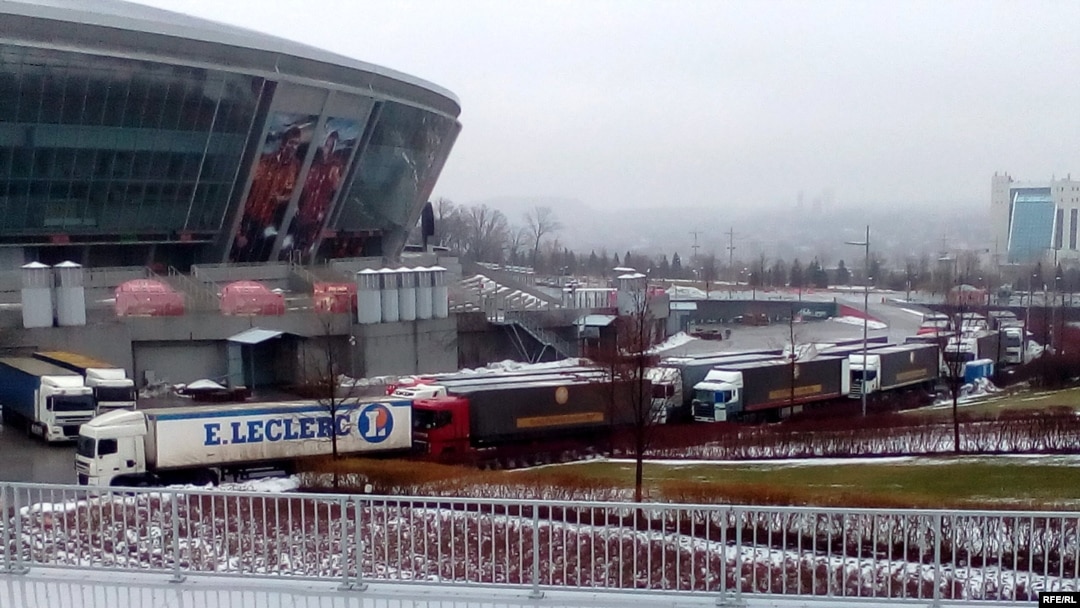 Площадка Арена в Донецке, откуда благотворительная компания Ахметова распространяла гуманитарную помощь 
