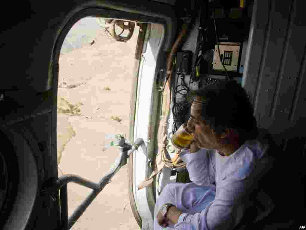 Čaj u pet - Avganistan - Jedan od predsedničkih kandidata na predstojećim izborima Abdullah Abdullah pije čaj tokom leta iz provincije Dai Kundi u Kabul, 14. avgust 2009.