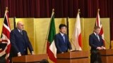 Ministri britanik i Mbrojtjes, Grant Shapps, (djathtas) ministri italian i Mbrojtjes, Guido Crosetto, (majtas) dhe ministri japonez i Mbrojtjes, Minoru Kihara (në mes), marrin pjesë në një konferencë të programit Global Combat Air Programme (GCAP), 14 dhjetor 2023, Tokio. 