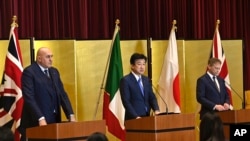 Ministri britanik i Mbrojtjes, Grant Shapps, (djathtas) ministri italian i Mbrojtjes, Guido Crosetto, (majtas) dhe ministri japonez i Mbrojtjes, Minoru Kihara (në mes), marrin pjesë në një konferencë të programit Global Combat Air Programme (GCAP), 14 dhjetor 2023, Tokio. 