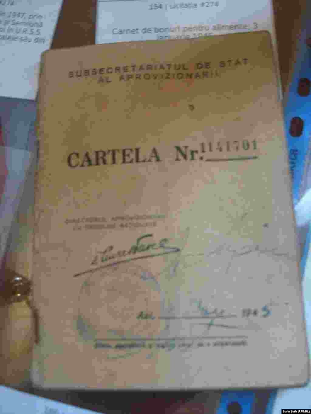 Cartela de alimente. Cartela era probabil documentul cel mai important pentru suspraviețuire. Alimentele de bază fuseseră cartelate și nu puteai cumpăra decât o anumită cantitate. De multe ori însă nici alimentele luate pe bază de cartelă nu se mai găseau. Dacă pierdeai cartela, puteai să-ți iei adio de la ulei, zahăr sau ouă.