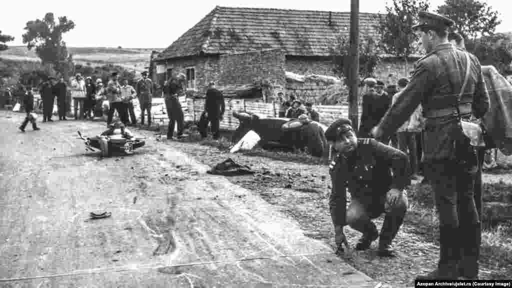 Más képaláírások a román állami média hangnemét idézik.&nbsp;Ez a kép egy 1965-ös közlekedési baleset utóhatását ábrázolja: &bdquo;Itt vannak a gondatlanság megdöbbentő következményei! Az autó az árokban, a motorkerékpár az út közepén. Tulajdonosát szülei és gyermekei gyászolják (&hellip;) Siessünk megtanulni a leckét: a biztonságos közlekedés kollektív felelősség és elővigyázatosság kérdése is&rdquo; &ndash; áll a képaláírásban