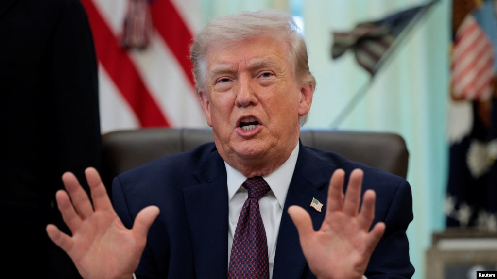 Трамп ҳушдор додааст, ки кумаки низомӣ ба Украинаро қатъ мекунад