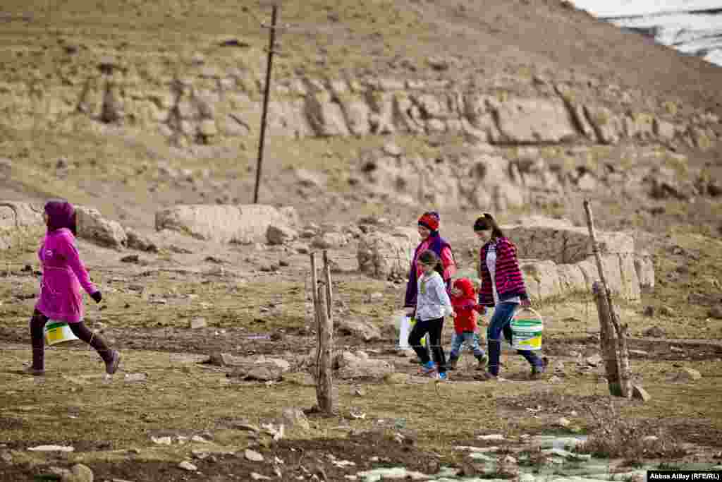 Kəndin əsas problemlərindən biri sudur. Əhali uzun yol qət edirlər ki, evlərinə içməli su gətirə bilsinlər.