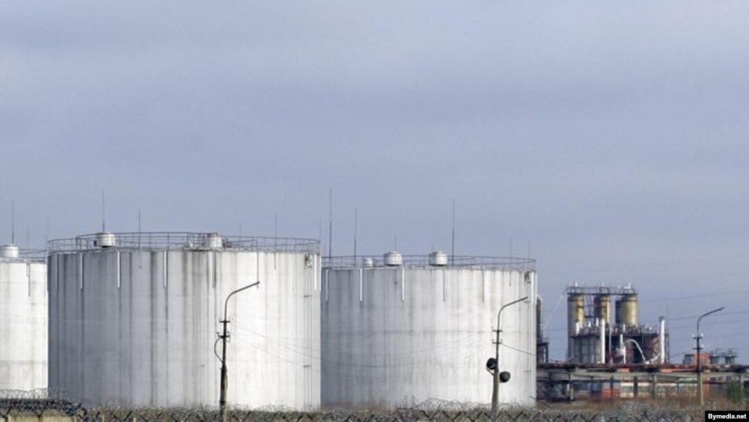 По словам Петра Наимского, перебои с поставками нефти связаны с конфликтом между Минском и Москвой вокруг белорусских пошлин на транзит российской нефти