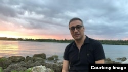 رضا ولی‌زاده روزنامه‌نگار پیشین رادیوفردا که از اول مهرماه ۱۴۰۳ در ایران زندانی است