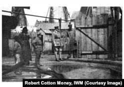 ბრიტანელი ოფიცრები ნავთობის ჭაბურღილებს ამოწმებენ, ბაქო, 1919 წელი