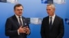 Украинският външен министър Дмитро Кулеба разговаря с главния секретар на НАТО Йенс Столтенберг