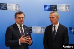 Secretarul general al NATO, Jens Stoltenberg, și ministrul ucrainean de externe, Dmytro Kuleba, vorbesc în timpul reuniunii miniștrilor de externe ai NATO de la București, România, 29 noiembrie 2022.