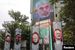 Un panou publicitar cu o poză a liderului proaspăt numit al Hamas, Yahya Sinwar, este afișat pe o clădire dintr-o stradă din Teheran, Iran, 12 august 2024