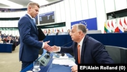 Лидерът на опозицията в Унгария Петер Мадяр (вляво) и премиерът на страната Виктор Орбан