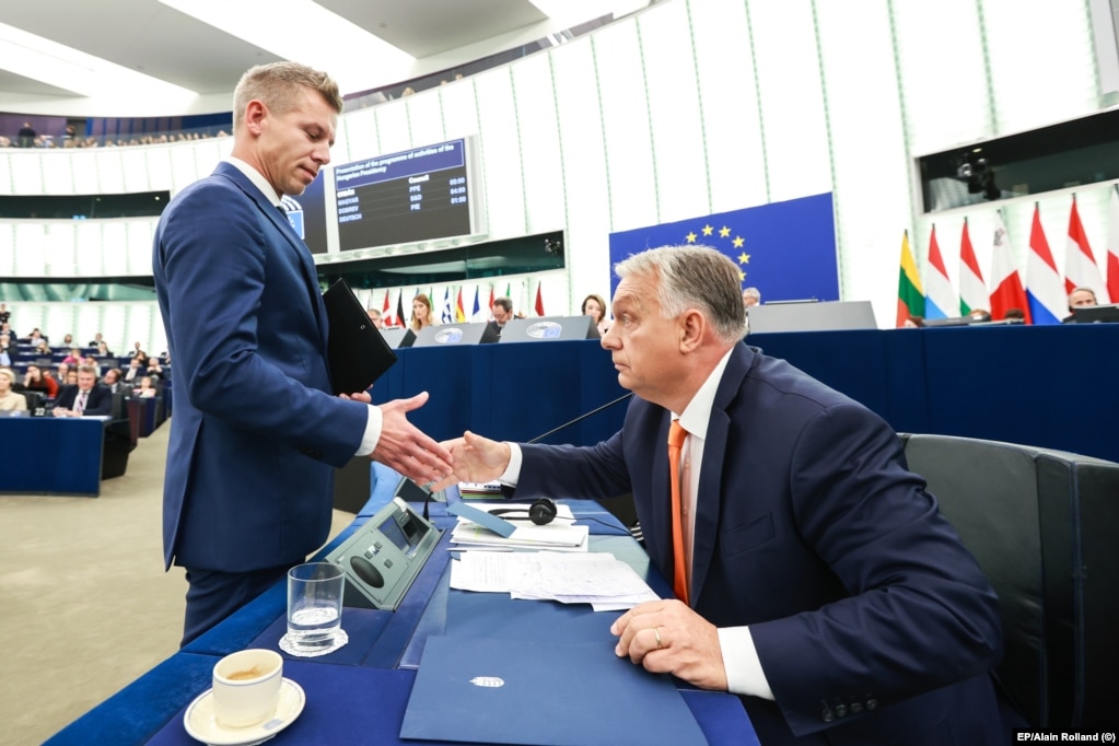 Зустріч і рукостискання в Європарламенті під час презентації пріоритетів угорського головування в ЄС. Петер Мадяр та Віктор Орбан тиснуть один одному руки. Страсбург, 9 жовтня 2024 року