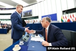 „Măcar aici vă pot pune întrebări”, a declarat Peter Magyar, liderul opoziției maghiare. El este europarlamentar din partea grupului de centru-dreapta PPE.