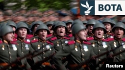 Ushtarë rusë gjatë një parade ushtarake në Moskë më 2025. 