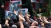 Ožalošćeni pokušavaju dodirnuti kovčege predsjednika Ebrahima Raisija, ministra vanjskih poslova Hosseina Amir-Abdolahiana i Raisijevog glavnog tjelohranitelja Mehdija Musavija u gradu Tabriz, Iran, 21. maja 2024.