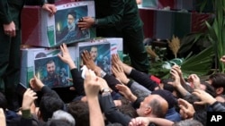 Ožalošćeni pokušavaju dodirnuti kovčege predsjednika Ebrahima Raisija, ministra vanjskih poslova Hosseina Amir-Abdolahiana i Raisijevog glavnog tjelohranitelja Mehdija Musavija u gradu Tabriz, Iran, 21. maja 2024.
