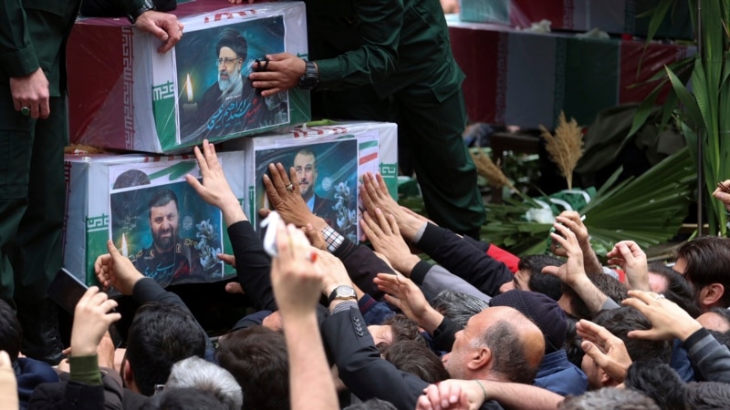 Десетици илјади Иранци на погребот на претседателот Раиси во Техеран