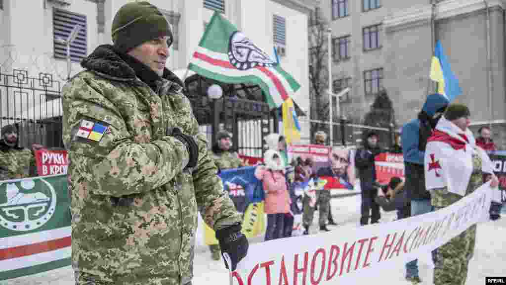 Участники акции начали и завершили свой митинг гимном Украины и Ичкерии