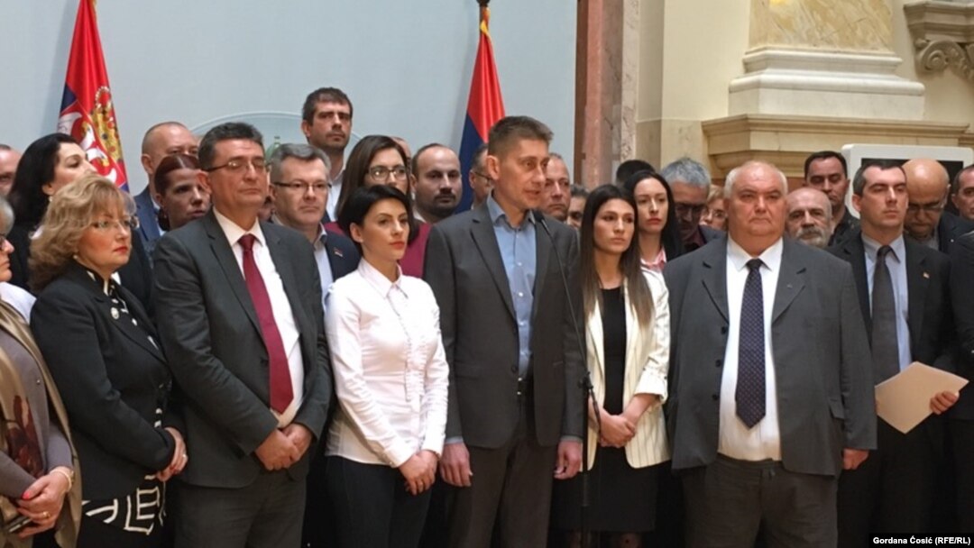 Aleksandar Martinović, šef poslaničke grupe vladajuće Srpske napredne stranke (SNS) u Skupštini Srbije (u sredini)
