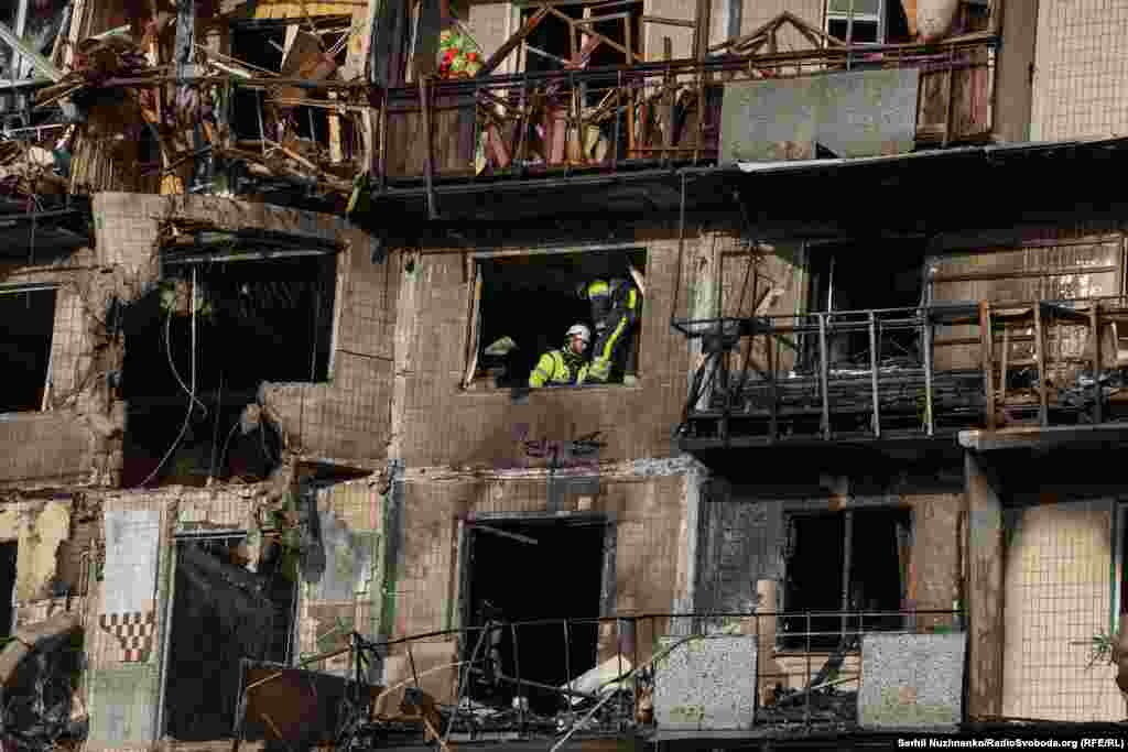 Пошкоджений російським ударом будинок в Деснянському районі Києва, 14 листопада 2025 року