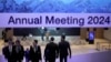 Люди в конгрес-центрі, де проходить Всесвітній економічний форум у Давосі, Швейцарія, 14 січня 2024 року