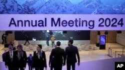 Люди в конгрес-центрі, де проходить Всесвітній економічний форум у Давосі, Швейцарія, 14 січня 2024 року