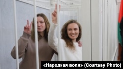 Журналісткі Кацярына Андрэева і Дар’я Чульцова ў судзе 18 лютага 2021 году