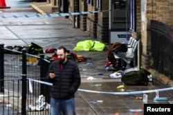 Раскіданыя рэчы, што засталіся на станцыі Гантынгдан, дзе экстрана спыніўся цягнік пасьля паведамленьня пра сэрыю нападаў з нажом, 2 лістапада 2025 году