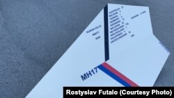 Центром пікету став символ збитого літака – 2-метровий літачок на асфальті – інсталяція австрійського архітектора українського походження Ростислава Бортника