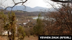 Село Широкое и пруд на окраине
