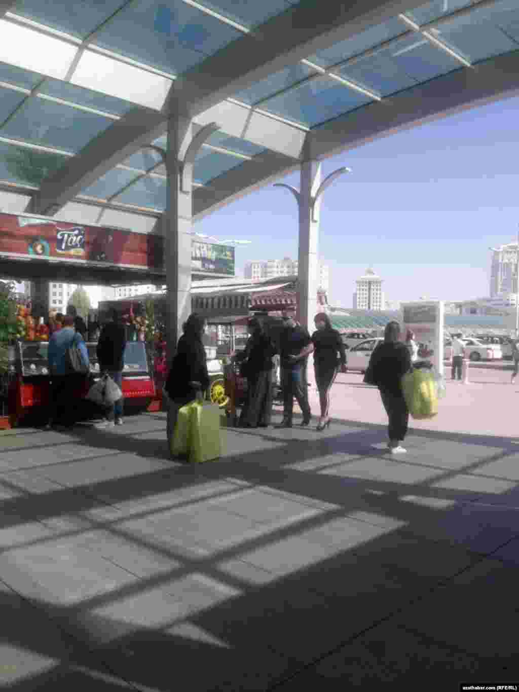 &quot;Berkarar&quot; söwda merkezin girelgesi. Hemmeler maskaly.&nbsp;