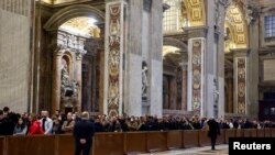 Илјадници лица чекаат во ред за да му оддадат почит на поранешниот папа Бенедикт во базиликата Свети Петар во Ватикан, 2 јануари 2023 година