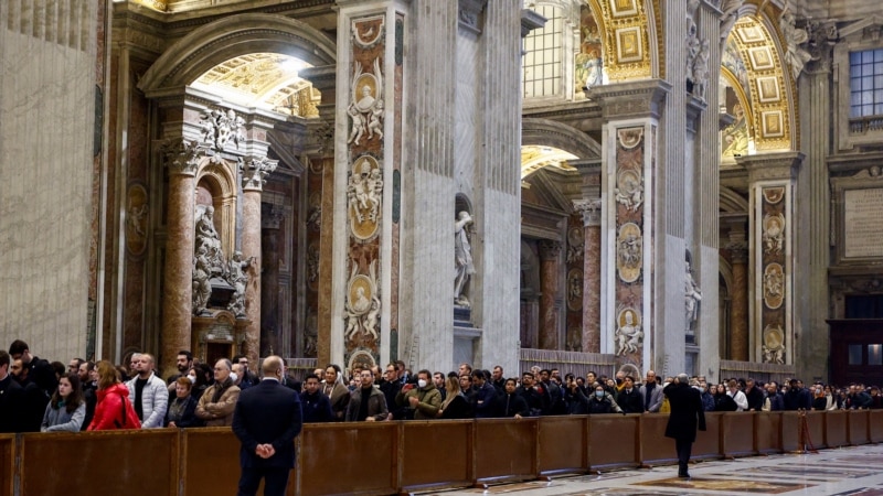 Оддавање почит на поранешниот папа Бенедикт Шеснаесетти во Ватикан
