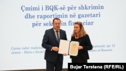 Gazetarja e Radios Evropa e Lirë, Nadije Ahmeti, duke e pranuar çmimin nga Banka Qendrore e Kosovës, Prishtinë, 29 dhjetor.